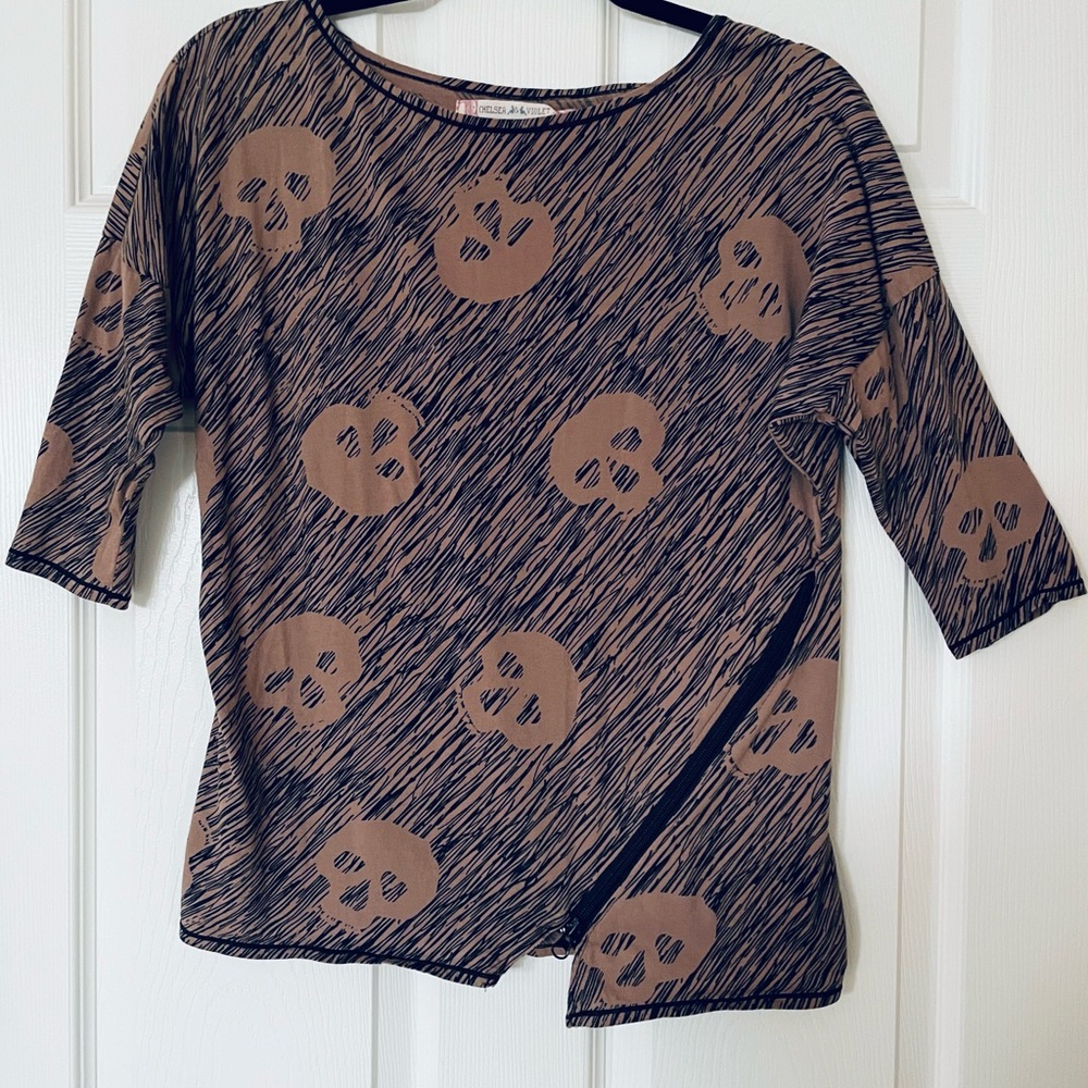 🖤 🤎 Chelsea & Violet | Skull-Print Zip Top